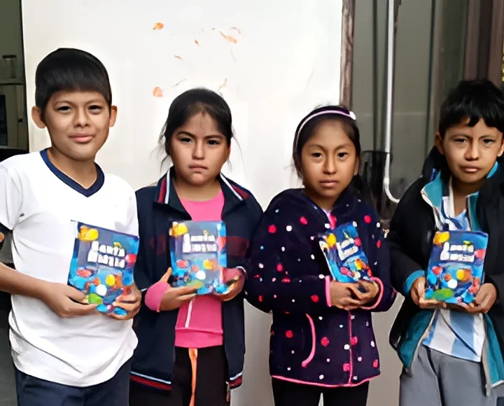FUNDACIÓN MI TINAJITA FORTALECE LA FE: Entrega Biblias a 18 Niños en Transición de Grupo